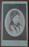 Fotografie tip CDV, tanara cu peruca, 1873