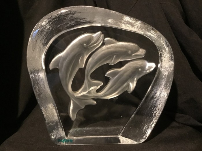 arta / colectie - Piesa masiva din cristal delfini design Mats Jonasson !