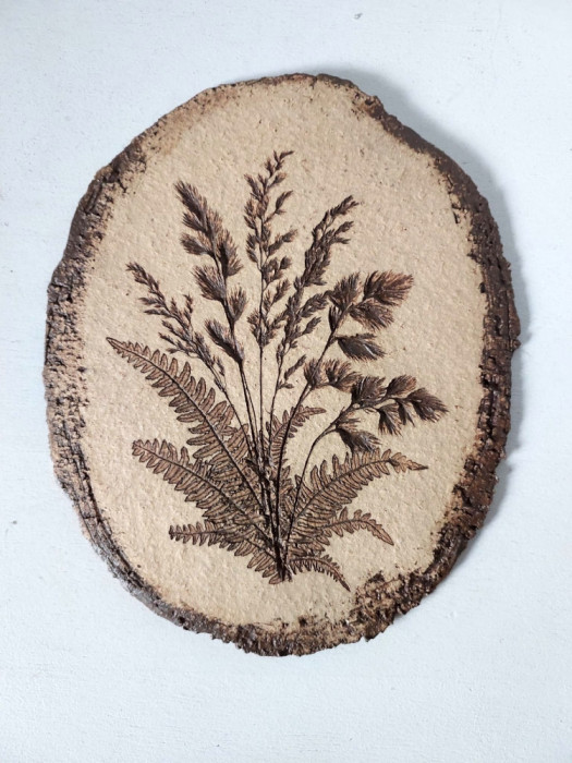 Placa ceramica imprint frunze si material vegetal, hand-made, decor artist made