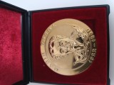 medalie bronz aurit Omagiu Marin Preda 1922-1980 . Pe verso ,, Daca dragoste nu e,nimic nu e ,, . Diametru 60 mm . In caseta.