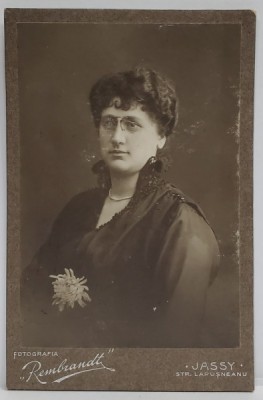 IASI , STUDIO &amp;#039; REMBRANDT &amp;#039; , DOAMNA CU PINCE - NEZ , FOTOGRAFIE CABINET , CCA. 1900 foto