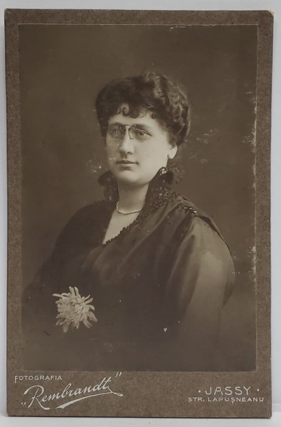 IASI , STUDIO &#039; REMBRANDT &#039; , DOAMNA CU PINCE - NEZ , FOTOGRAFIE CABINET , CCA. 1900