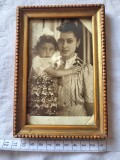 Fotografie veche, anii 1930, cu rama si sticla de protectie, femeie cu copil, dimensiuni 16 cm/ 11 cm