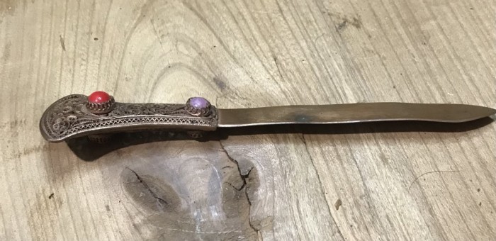 COLOB Cutit taiat scrisor