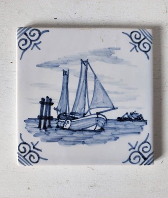 Placa ceramica faianta Delft blue / albastru, decor cu vas pe mare, barca, peisaj olandez foto