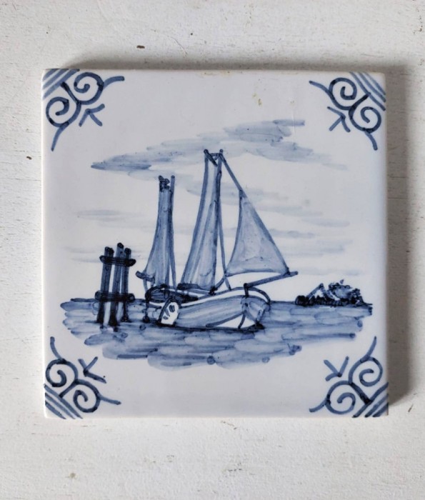 Placa ceramica faianta Delft blue / albastru, decor cu vas pe mare, barca, peisaj olandez