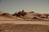 Tablou Canvas, "Deșertul și tăcerea st&acirc;ncilor arse", Deșert, Dune, St&acirc;nci, Solitudine, Cer, Arid, Peisaj, 39 x 26 cm, CMCLASS