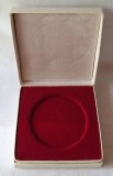 Cutie de LUX, veche, pentru prezentare, depozitare insigna, decoratie, placheta - medalie cu dimensiunea de 5.8 cm
