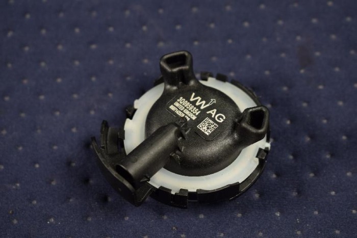 Senzor de impact dreapta față VW PASSAT Variant B8 3G5 2015 OEM: 3Q0959354 3139882