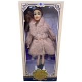 Papusa cu haina de blana roz pudra