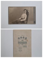 Fotografie de colectie Cabinet, J. F. Langhans &amp; Co., Fotograful Curtii din Pilsen, Doamna asezata pe fotoliu, Cehia, Austro-Ungaria, ca. 1890