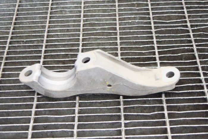 Suport stabilizator dreapta față BMW 7 G11, G12 2017 OEM: 6861476 11518833