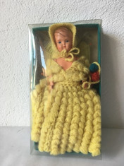 Papusa colectie vintage, in cutie originala, imbracata in haine tricotate foto