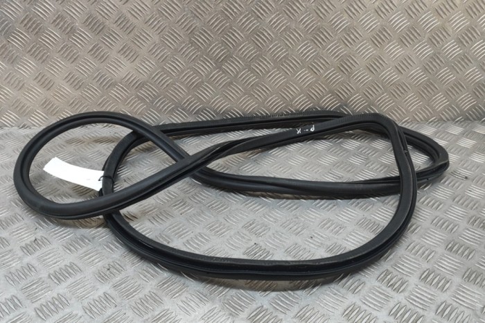Garnitura ușă st&acirc;nga față PORSCHE CAYENNE Coupe 9YB 2019 OEM: 9Y3831721 | 30056629