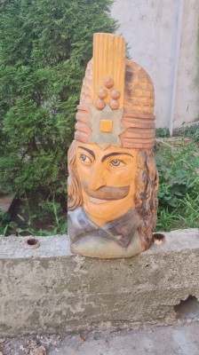 Bust din lemn esență tare, reprezent&amp;acirc;nd portretul lui Vlad Țepeș foto