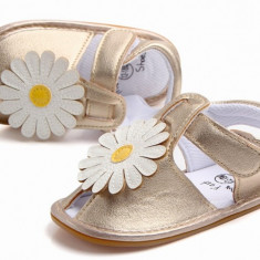 Sandalute fetite aurii cu floare alba (Marime Disponibila: 3-6 luni (Marimea 18