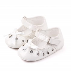 Pantofiori albi din lac (Marime Disponibila: 6-9 luni (Marimea 19 incaltaminte))