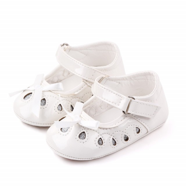 Pantofiori albi din lac (Marime Disponibila: 6-9 luni (Marimea 19 incaltaminte))