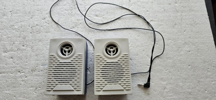 BOXE MICI MP3 , WALKMAN CD . ETC . FUNCTIONEAZA .