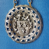 F456-Medalion de gat- Sigla-efigie Cavaler Medieval regal cu 3 Crini metal arg.
