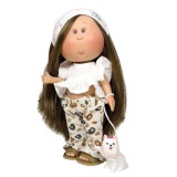 Cumpara ieftin Papusa Nines D'Onil Mia cu parul saten drept, articulatii, catelus si miros de vanilie 30 cm