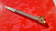 4706-Cutter taietor vechi trabucuri metal cu cutitas. Maner tare acoperit cu vinilin in stare uzata.