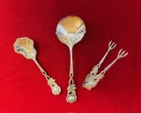 SET DE 3 TACAMURI ARGINTATE- 2 LINGURITE SI UN CLESTE