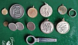 13 piese metalice medalioane moneda transformata nasturi semn Academy Pewter L13, Europa