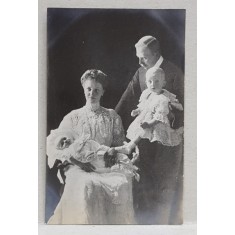 PERECHE NOBILIARA CU COPIII , CARTE POSTALA ILUSTRATA , MONOCROMA, NECIRCULATA , PERIOADA PRIMULUI RAZBOI MONDIAL