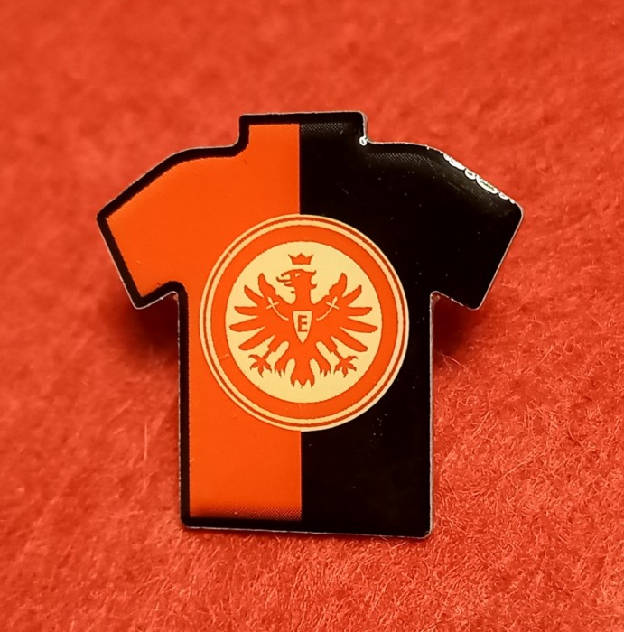 Insigna fotbal - EINTRACHT FRANKFURT (Germania)-produs nou