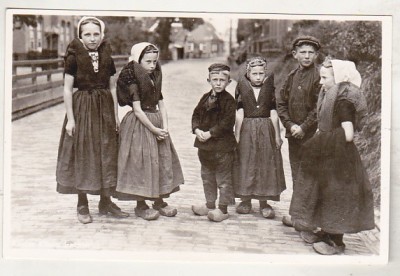 bnk cp Olanda - copii in costume traditionale - necirculata foto