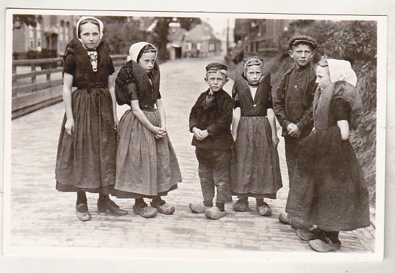 bnk cp Olanda - copii in costume traditionale - necirculata