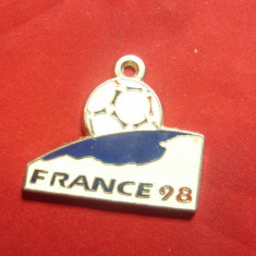 Insigna -Campionatul Mondial Fotbal Franta 1998 , metal si email ,L=4,2cm