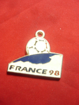 Insigna -Campionatul Mondial Fotbal Franta 1998 , metal si email ,L=4,2cm foto