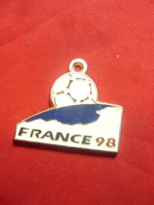 Insigna -Campionatul Mondial Fotbal Franta 1998 , metal si email ,L=4,2cm