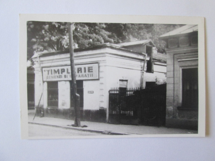 Fotografie 90 x 60 mm T&icirc;mplărie comenzi si reparații Bucuresti anii 70