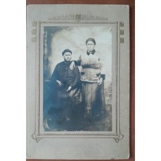 Fotografie pe carton, 2 femei, sfarsit de secol XIX