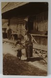 SCENA IN FATA CASEI , LA TARA , MAMA SI CELE DOUA FIICE IN COSTUM POPULAR , CARTE POSTALA , PERIOADA INTERBELICA