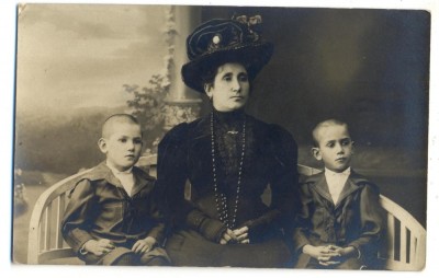 AD 1725 C.P.VECHE-MAMA SI COPII IN TINUTA DE EPOCA -RUZICSKA GYULA MUTERMEBOL foto