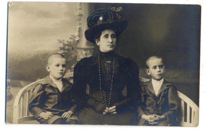 AD 1725 C.P.VECHE-MAMA SI COPII IN TINUTA DE EPOCA -RUZICSKA GYULA MUTERMEBOL
