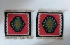 Lot 2 Covorașe Miniaturale din L&acirc;nă Țesute Manual &ndash; Decor Rustic / Căsuța Păpușilor, 18.5x18.5 cm