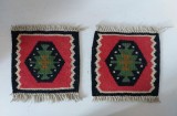 Lot 2 Covorașe Miniaturale din L&acirc;nă Țesute Manual &ndash; Decor Rustic / Căsuța Păpușilor, 18.5x18.5 cm