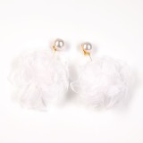 Cercei clips cu perla si floare mare alba
