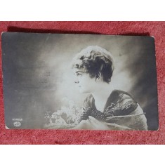 Fotografie tip carte postala, femeie cu sal, inceput de secol XX