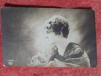 Fotografie tip carte postala, femeie cu sal, inceput de secol XX foto