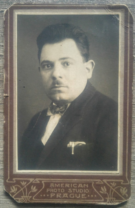 Portret barbat// CDV, stampila magazin Eugenia Gh. Moldovanu, Iasi 1941