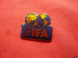 Insigna Fotbal - Oficial FIFA , metal si email ,L=2,5cm
