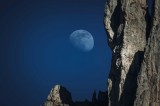 Tablou Canvas, "Luna misterioasă peste st&acirc;nci semețe", Lună, Cer, St&acirc;ncă, Umbre, Noapte, Peisaj, Felinare, St&acirc;nci., 39 x 26 cm, CMCLASS
