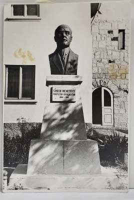 BUSTUL LUI SIMION MEHEDINTI DE LA SOVEJA , FOTOGRAFIE de RADU GROZESCU , ANII &amp;#039;70 foto