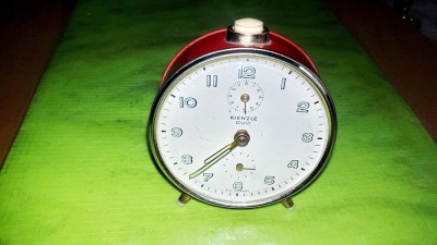 G277-Ceas vechi KIENZLE DUO Germany masa functional sonerie fara Revizia Tehnica metal solid stare foarte buna aratatoarele si cifrele fosforescente. foto